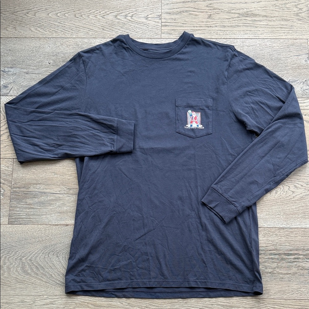 Vineyard Vines Navy Santa’s🥍 “Merry Laxmas” Long Sleeve Pocket Tee 💯Cotton-Med - Picture 2 of 8